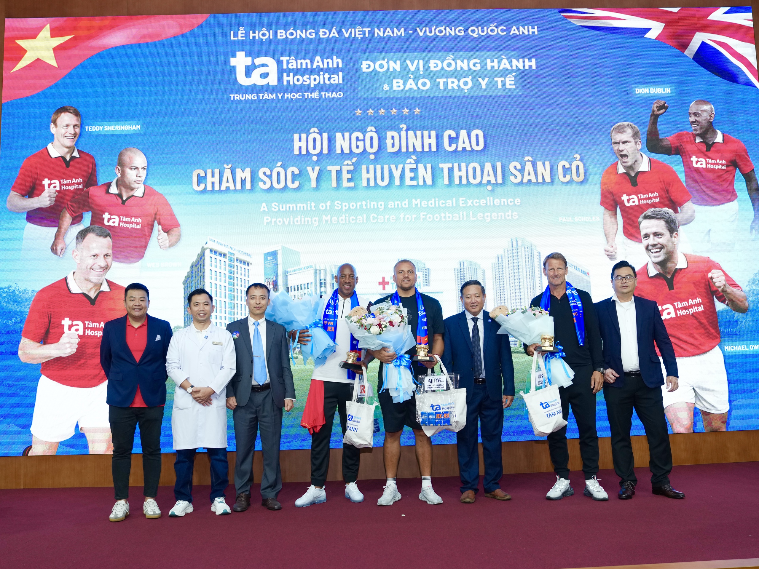 Teddy Sheringham và các huyền thoại ‘Man đỏ’ tạo ấn tượng mạnh tại Bệnh viện đa khoa Tâm Anh - Ảnh 1.