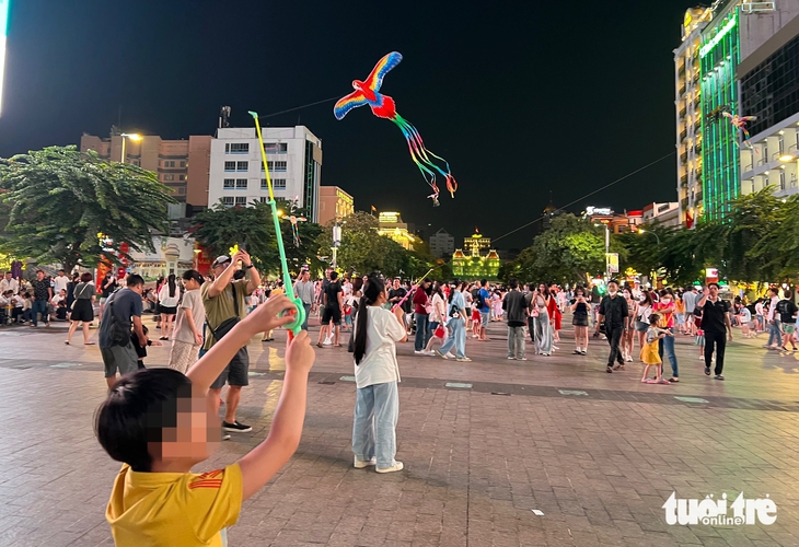 phố đi bộ Nguyễn Huệ - Ảnh 1.