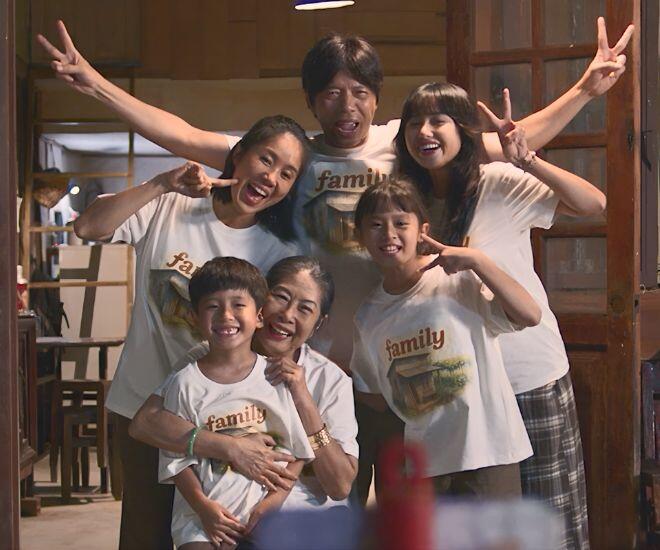 Thái Hoà "hạ cái tôi" để làm bạn cùng con, đi khắp đoàn phim khoe ngoại hình điển trai của quý tử 1 Bộ phim Cuộc Chiến Hạ Lưu do đạo diễn Mr. Tô cầm trịch đưa khán giả vào cuộc sống nhiều sóng gió của một gia đình nghèo giữa đô thị phồn hoa.