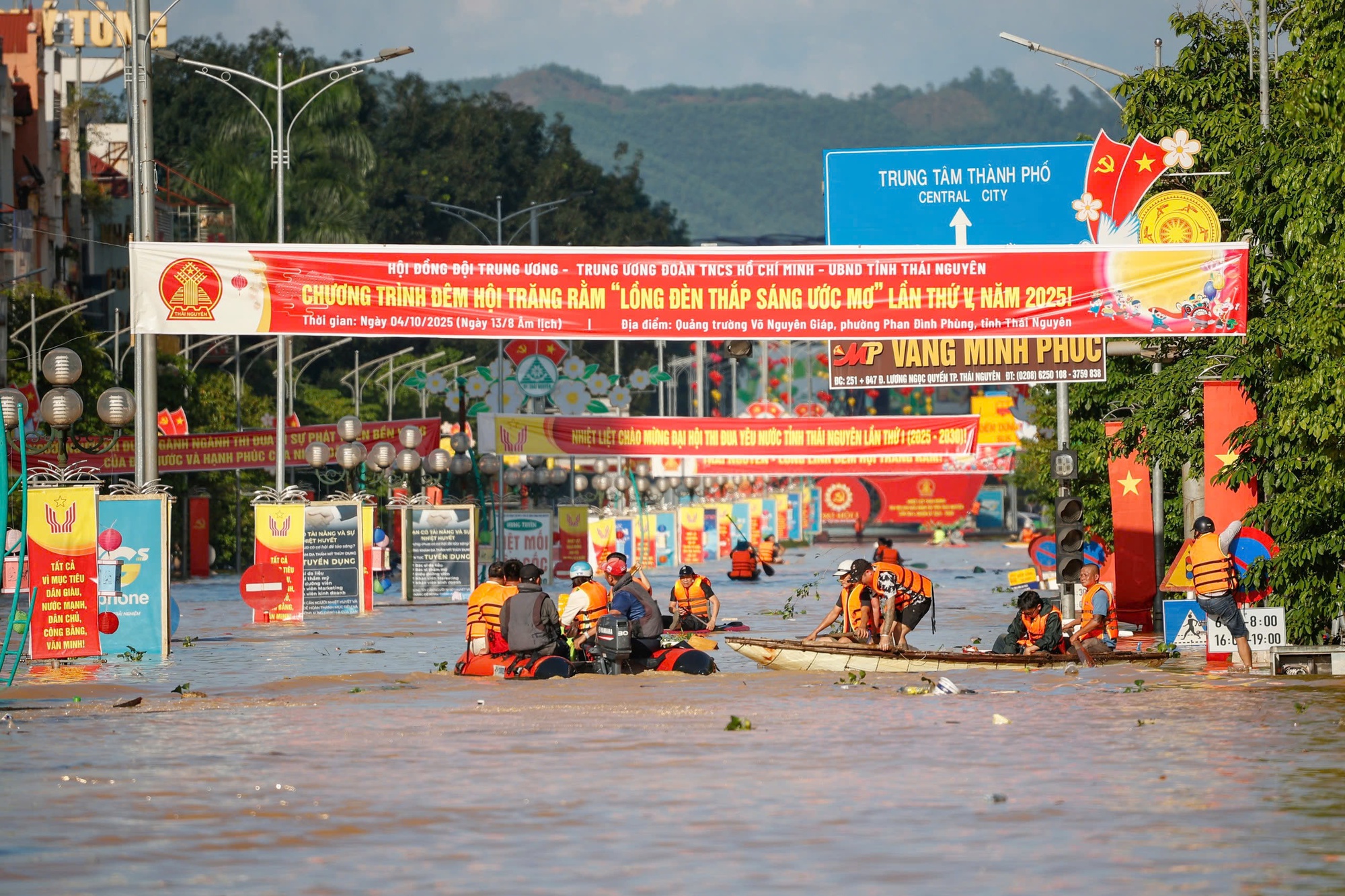 Thái Nguyên có 200.000 nhà ngập lụt, phải khẩn cấp chống tràn đê Hà Châu- Ảnh 2. Thái Nguyên có 200.000 nhà ngập lụt, phải khẩn cấp chống tràn đê Hà Châu- Ảnh 2.