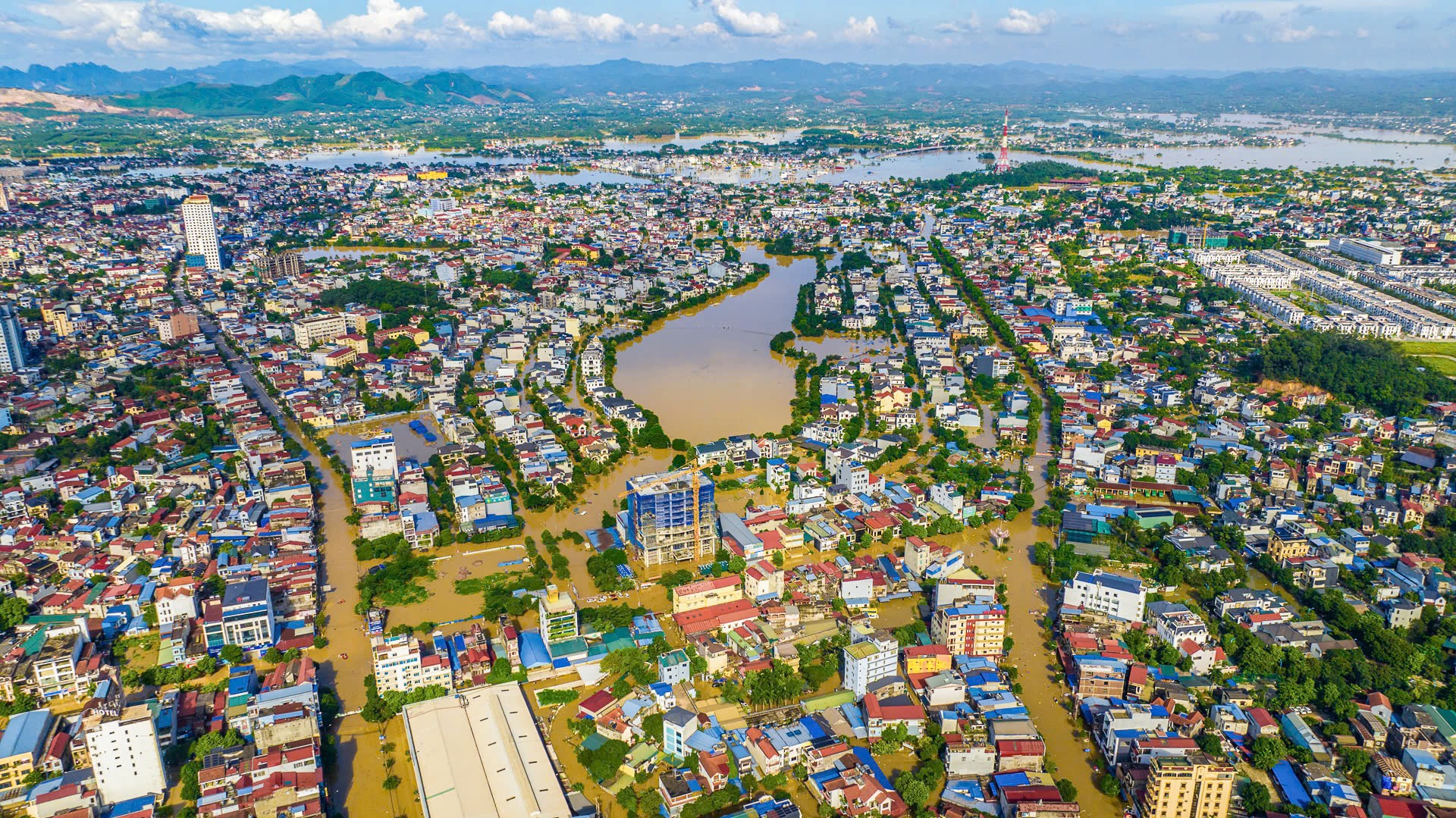 Thái Nguyên có 200.000 nhà ngập lụt, phải khẩn cấp chống tràn đê Hà Châu- Ảnh 1. Thái Nguyên có 200.000 nhà ngập lụt, phải khẩn cấp chống tràn đê Hà Châu- Ảnh 1.
