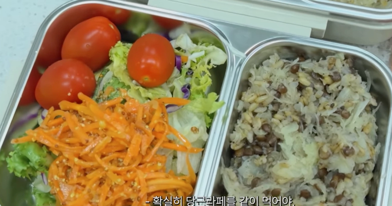 Bữa ăn của Yoon Eun Hye chứa nhiều rau củ, trái cây tươi và thực phẩm ít tinh bột. Cô ưu tiên yến mạch, gạo lứt, ức gà, đậu phụ, rong biển… giúp cơ thể no lâu mà vẫn nhẹ bụng. Nhờ chế độ ăn cân bằng, nữ diễn viên giữ được vóc dáng mảnh mai, làn da mịn màng ở tuổi 40.