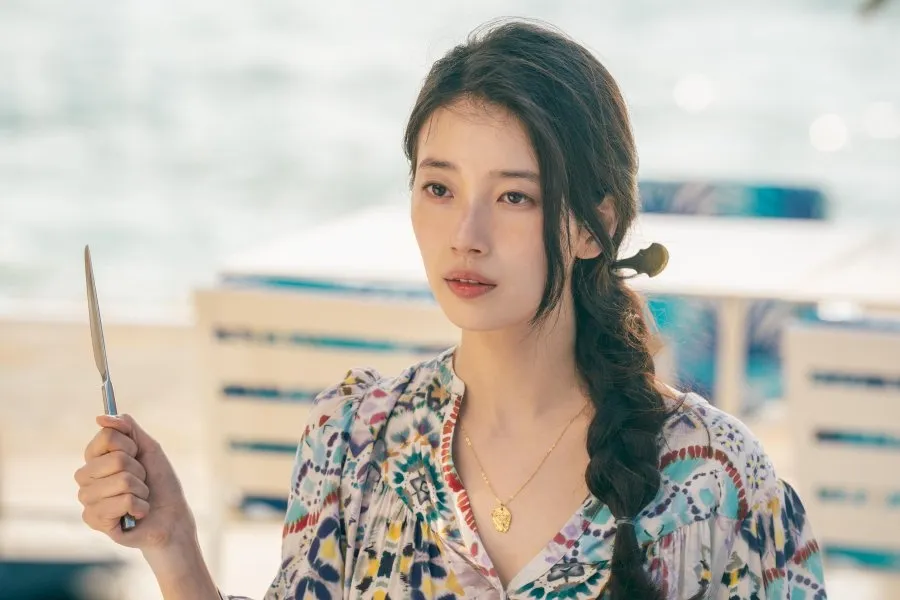 Suzy vào vai Ki Ka Young - người phụ nữ mắc hội chứng rối loạn nhân cách chống đối xã hội.