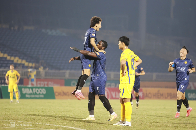 Tiền đạo Thanh Hóa Rimario (số 11) ghi bàn duy nhất trong trận thắng SLNA 1-0 ở vòng 8 V-League 2025-2026, trên sân Vinh, Nghệ An ngày 26/10/2025. Ảnh: Phi Hùng