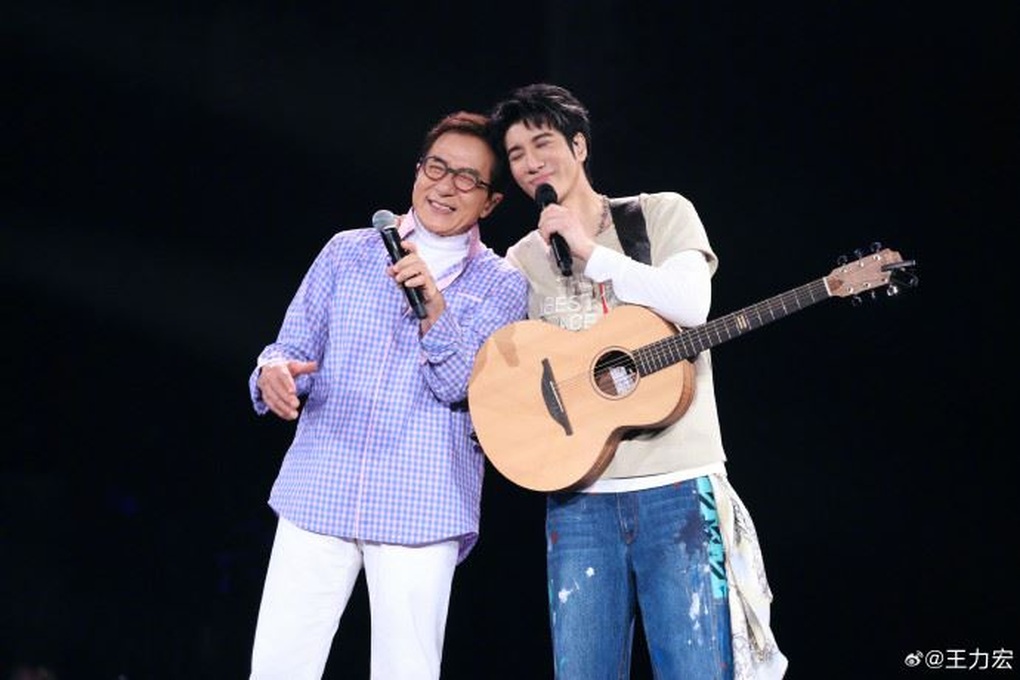 Thành Long vướng tranh cãi vì hành động khóa môi nam đồng nghiệp - 1