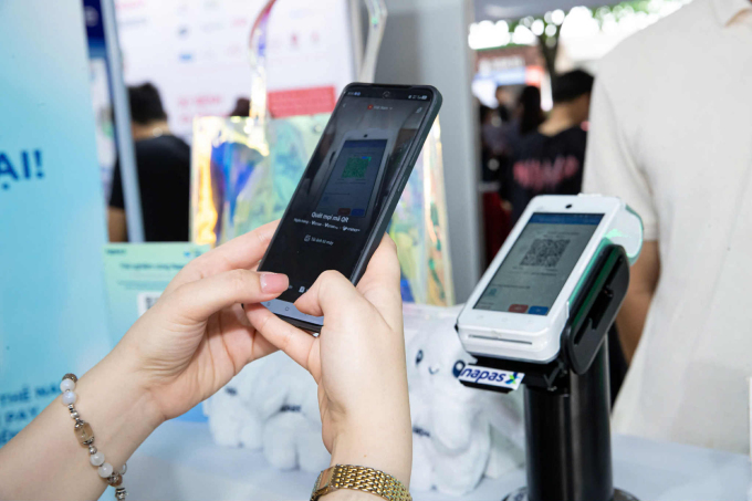 Người tiêu dùng thanh toán bằng phương thức quét QR. Ảnh: Payoo