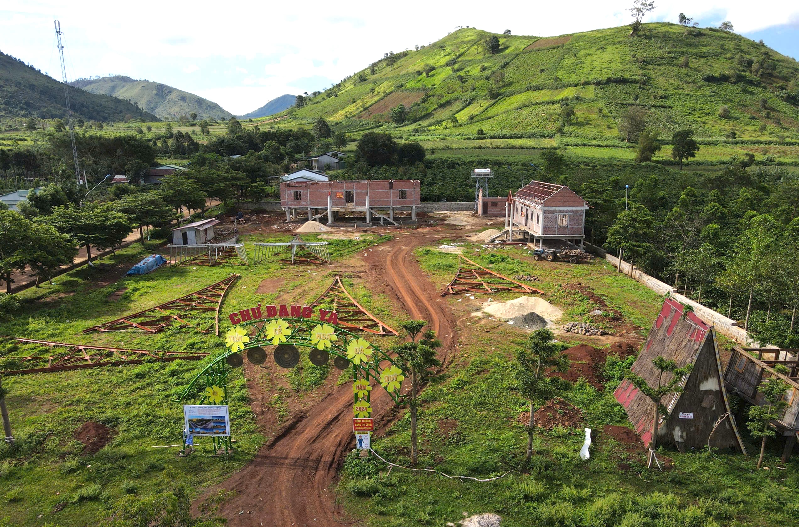 Tháo dỡ nhà rông 9,4 tỉ đồng đang xây dang dở - Ảnh 1.