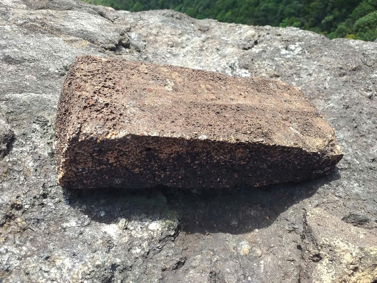 Tháp Chăm kỳ lạ trên đỉnh đá khổng lồ- Ảnh 6.