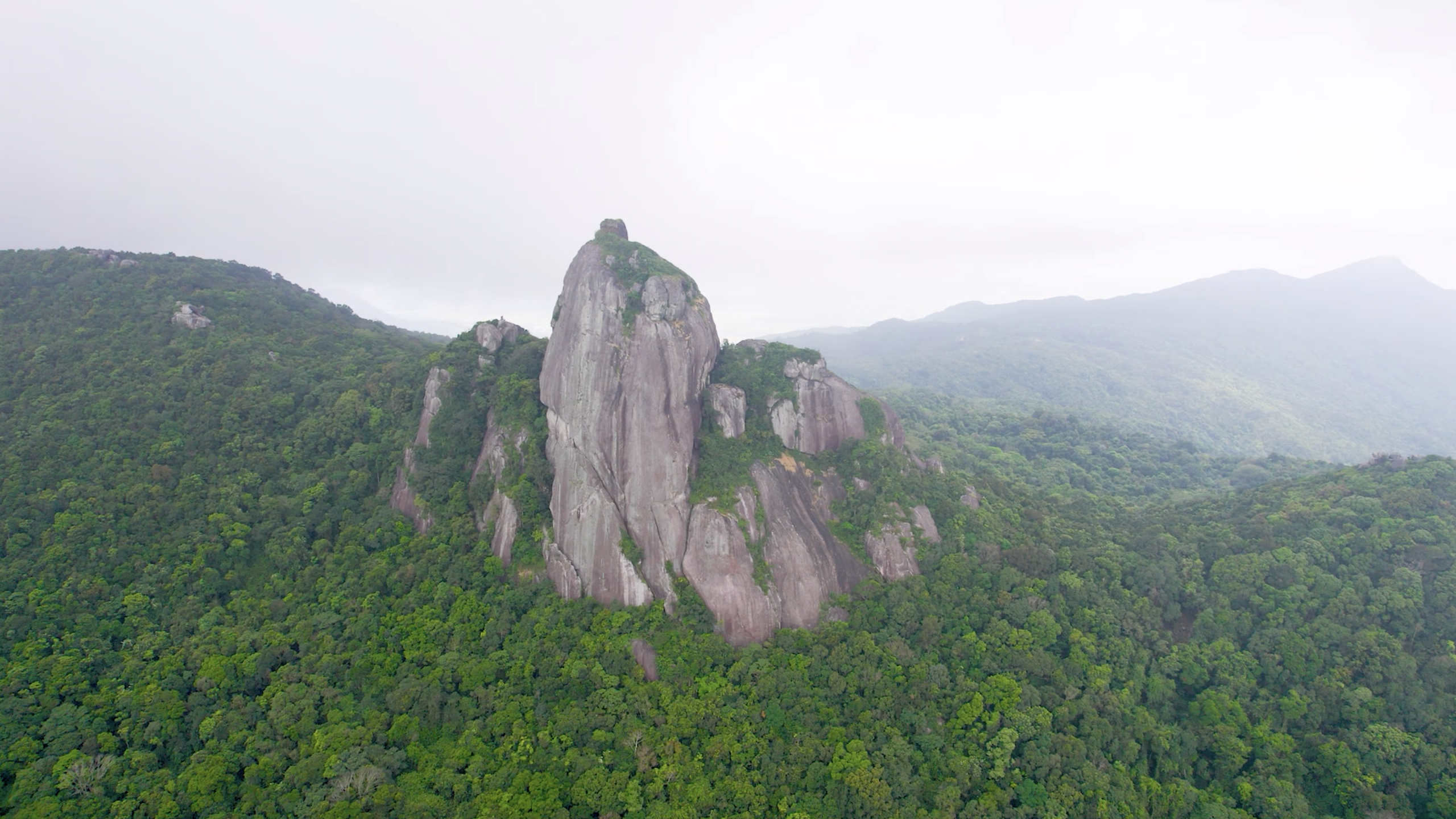 Tháp Chăm kỳ lạ trên đỉnh đá khổng lồ- Ảnh 1.