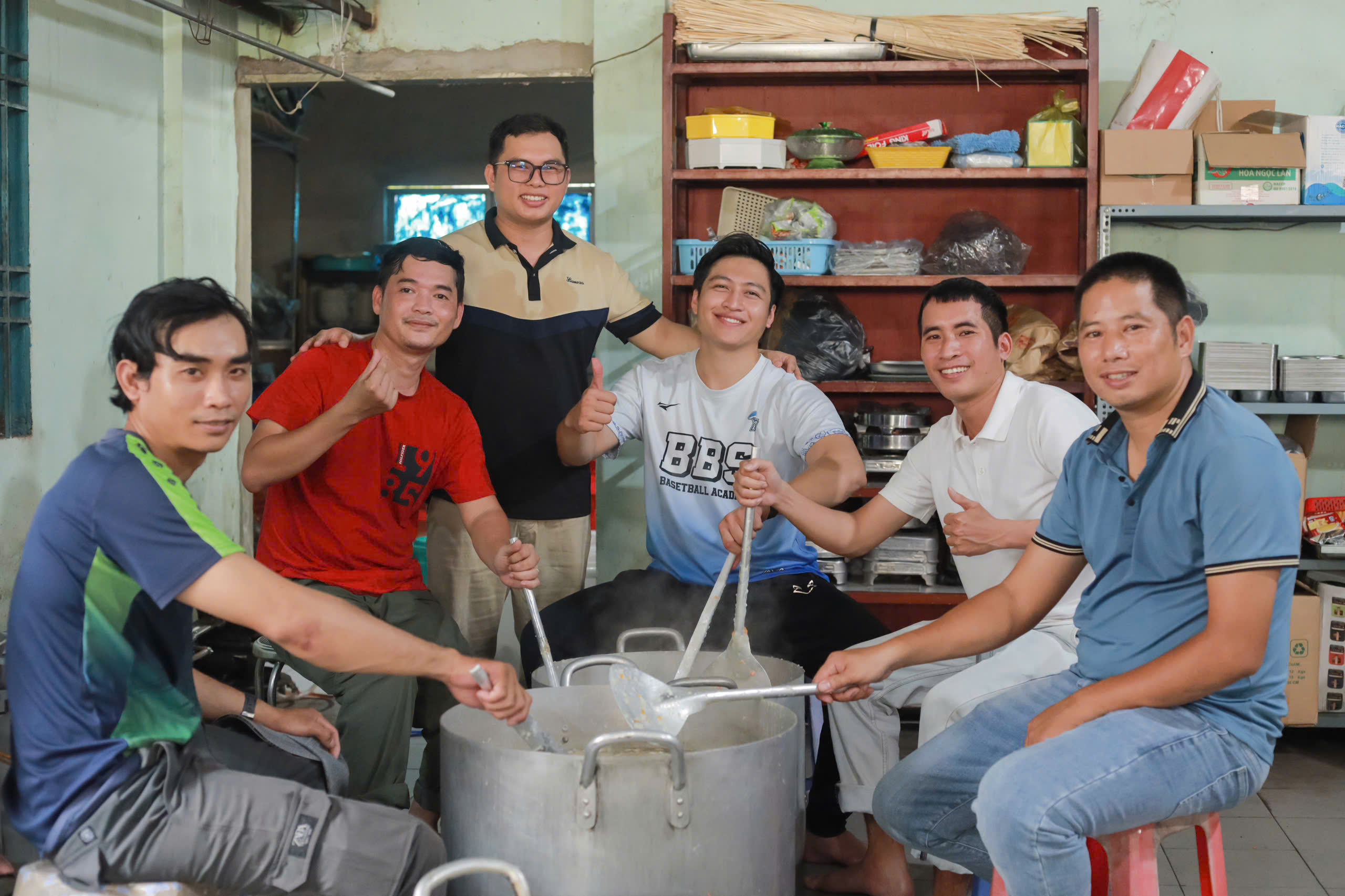 TP.HCM nghĩa tình: Thầy giáo dạy nhạc mở bếp ăn thiện nguyện Đô Thăng gieo thiện lành- Ảnh 1. TP.HCM nghĩa tình: Thầy giáo dạy nhạc mở bếp ăn thiện nguyện Đô Thăng gieo thiện lành- Ảnh 1.