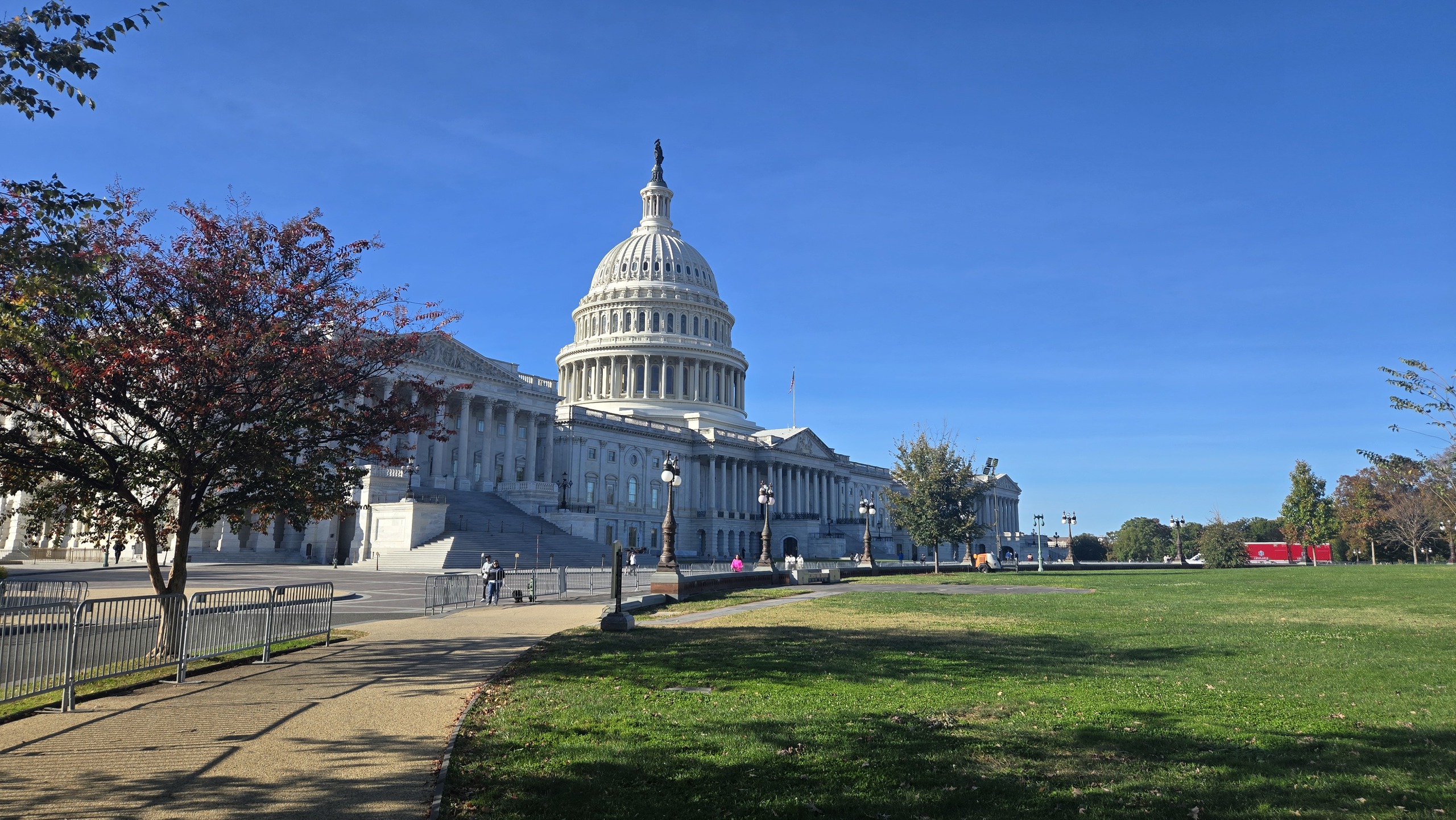 Thế trận bế tắc ở Điện Capitol và động thái ông Trump - Ảnh 1.