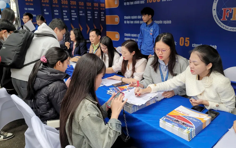 Thị trường lao động Việt Nam khởi sắc với việc làm và thu nhập bình quân tăng. Ảnh: MINH TRÚC Thị trường lao động Việt Nam khởi sắc với việc làm và thu nhập bình quân tăng. Ảnh: MINH TRÚC