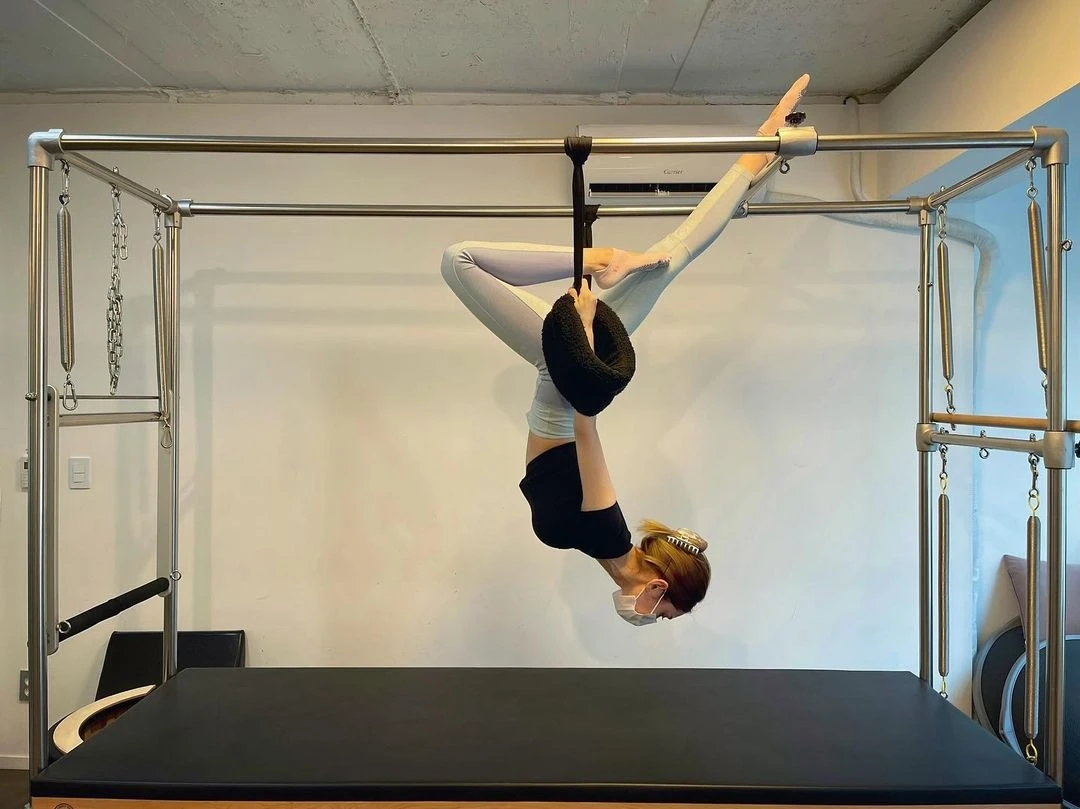 Pilates là bài tập Somi yêu thích để duy trì vóc dáng săn chắc và cơ thể dẻo dai. Các động tác pilates giúp cô siết eo, cải thiện tư thế, tăng sức bền và giảm mỡ bụng hiệu quả. Nhờ tập luyện thường xuyên, Somi giữ được vòng hai phẳng lì cùng thân hình cân đối, khỏe khoắn.