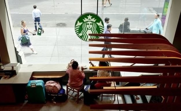 Starbucks tiếp tục sa thải gần 1.000 nhân viên, đóng 400 cửa hàng: Thiệt hại lên tới 1 tỷ USD!- Ảnh 1.