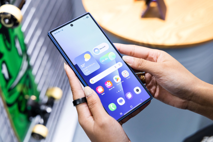 Màn hình ngoài Galaxy Z Fold7 có tỷ lệ gần như điện thoại thanh. Ảnh: Samsung