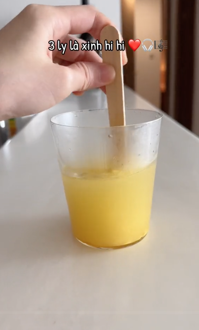 Mỗi sáng, Thiều Bảo Trâm uống một ly tinh bột nghệ pha mật ong để làm đẹp da và bảo vệ dạ dày. Sự kết hợp này giúp kháng viêm, chống oxy hóa, hỗ trợ làm mờ thâm nám và giúp da đều màu, mịn màng hơn – bí quyết được nhiều sao Việt yêu thích.