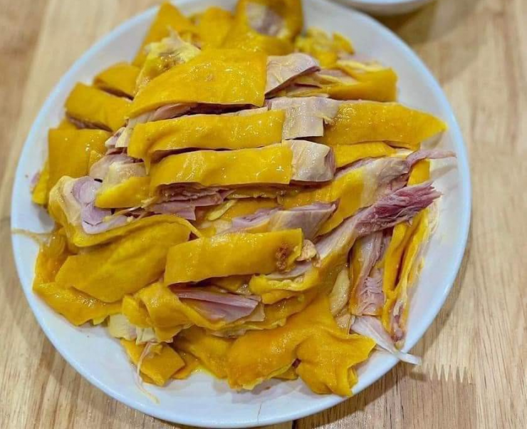 Thịt gà đại kỵ với nhiều thực phẩm khác. Ảnh: Nguyễn Thủy.