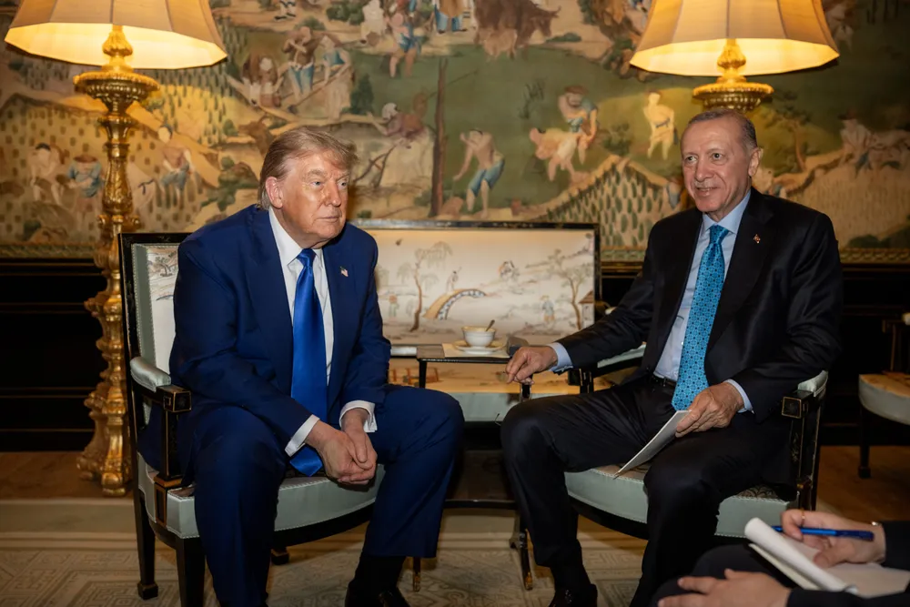 Tổng thống Mỹ Donald Trump (trái) và Tổng thống Thổ Nhĩ Kỳ Recep Tayyip Erdogan tại Hội nghị thượng đỉnh NATO hôm 25-6 tại Hà Lan. Ảnh: WHITE HOUSE máy bay chiến đấu F-35.jpg
