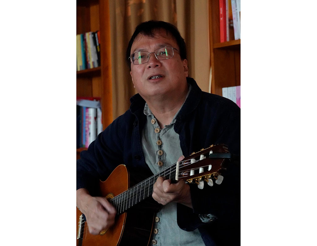 Sách hay: Thơ được nhìn nhận như một ngôn ngữ cứu rỗi- Ảnh 1.