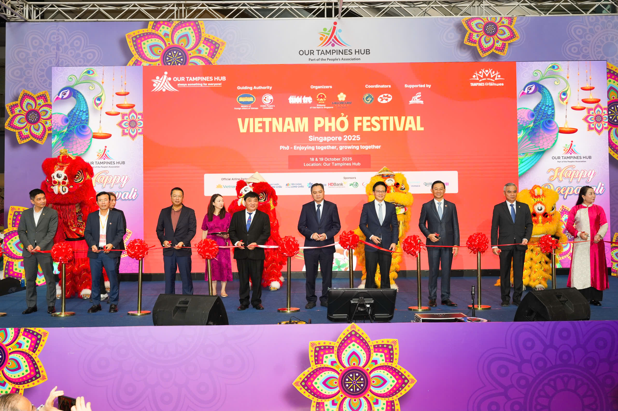 Thưởng thức Phở Việt Nam chính hiệu tại Lễ hội Vietnam Phở Festival 2025 ở Singapore - Ảnh 2.