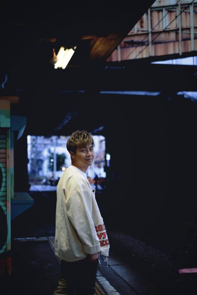 Jarvis (41 tuổi) là người dẫn chương trình đoạt giải và được khán giả châu Á yêu mến qua các chương trình du lịch ẩm thực tại Hong Kong và Nhật Bản. Ảnh: Facebook Jarvis Chow Yik Wai