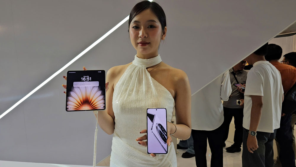 Smartphone  OPPO Find N5 được thiết kế mặt lưng bằng vật liệu sợi chuẩn máy bay tăng 30% độ bền. Ảnh: PHẠM ANH PHÚ