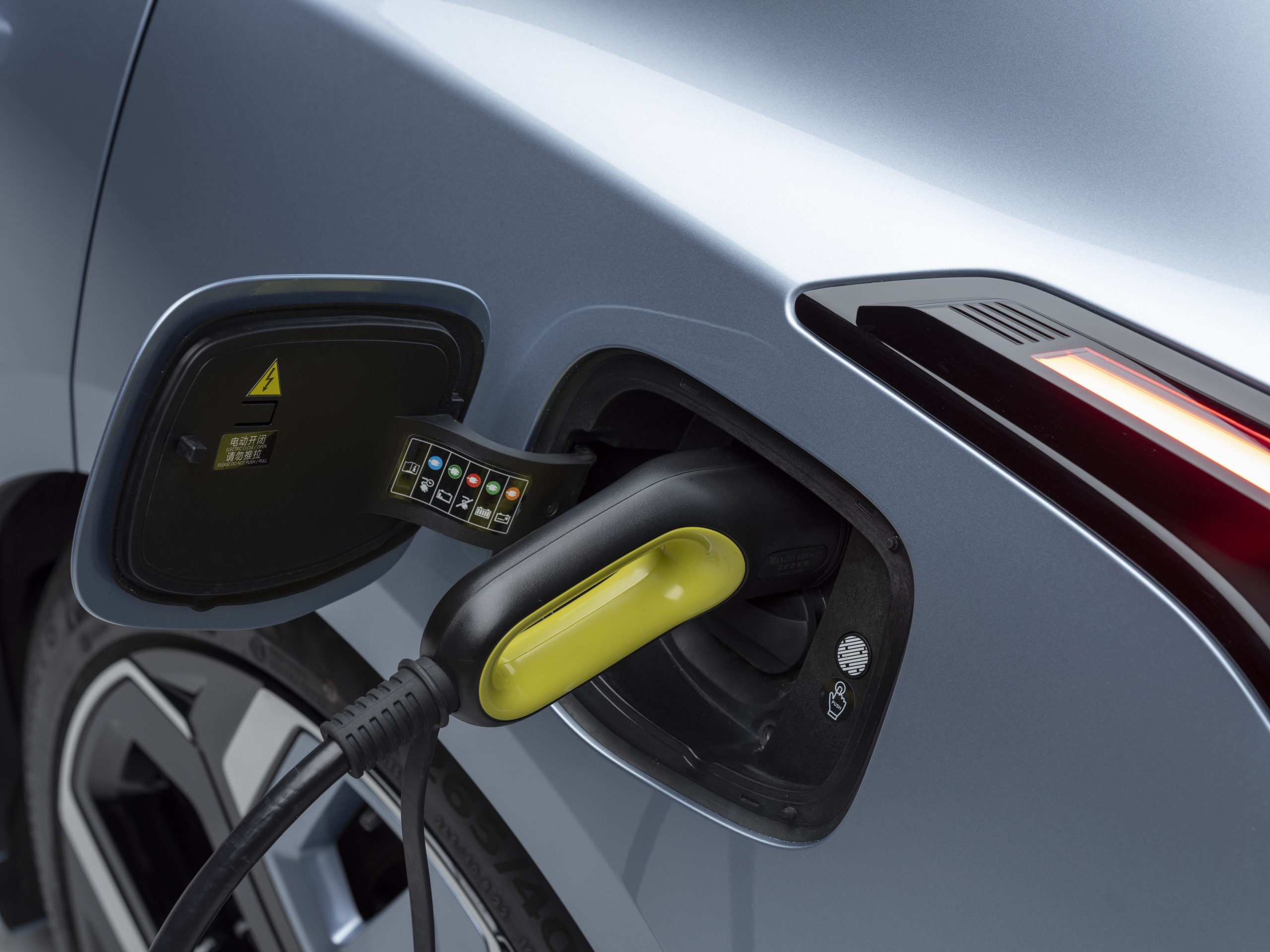 Xe điện đã sạc nhanh như ô tô đổ xăng? - Ảnh 1.