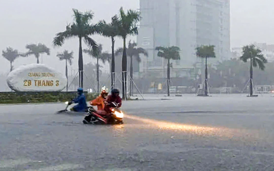 Thời tiết hôm nay 31-10: Bắc Bộ mưa rét, vùng mưa to dịch lên Huế đến Nghệ An - Ảnh 1.