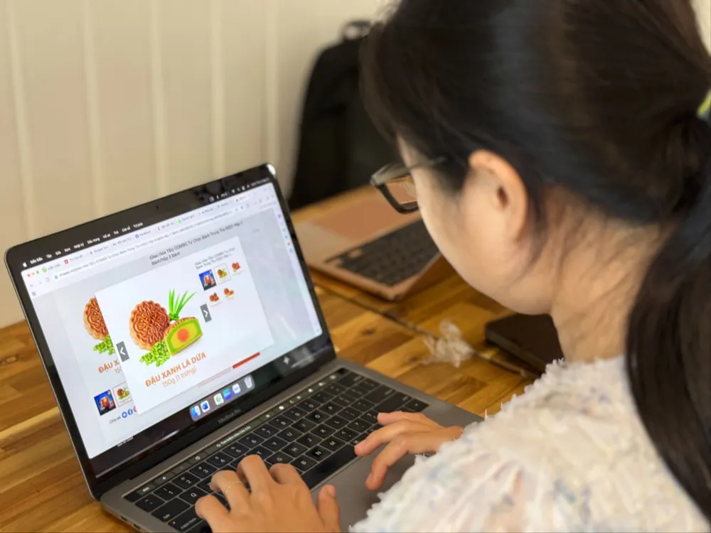 Trung bình mỗi ngày người Việt chi 1,7 tỉ đồng để mua bánh trung thu trong khoảng thời gian từ ngày 24-8 tới ngày 22-9. Ảnh: Thu Hà bánh trung thu