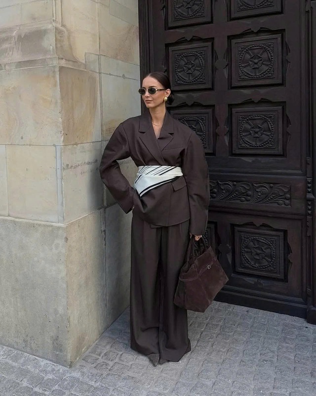 Thu này, blazer dáng rộng hứa hẹn bùng nổ trên mọi 'mặt trận' thời trang- Ảnh 1. Thu này, blazer dáng rộng hứa hẹn bùng nổ trên mọi 'mặt trận' thời trang- Ảnh 1.