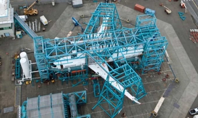 Máy bay Boeing gắn trên giàn thử nghiệm độ mỏi. Ảnh: Boeing