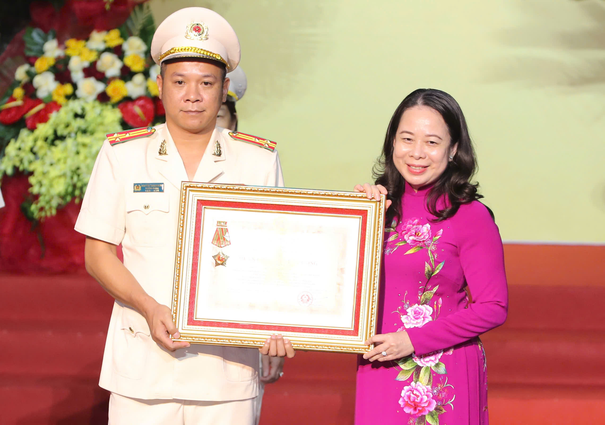 Thủ tướng Chính phủ gửi Thư khen Công an TP HCM 2 Trưởng phòng Cảnh sát Kinh tế Công an TP HCM nhận Huân chương Quân công hạng Ba - Ảnh 2.