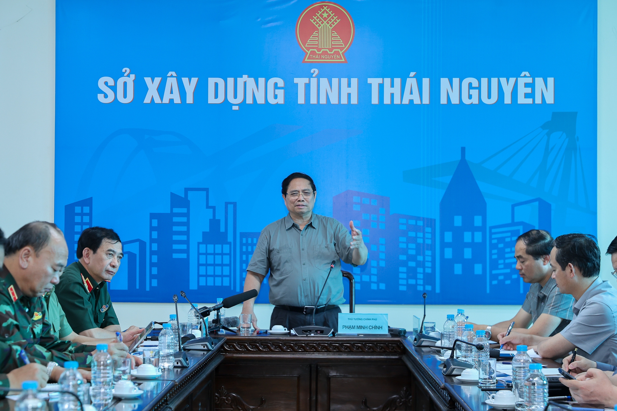 Thủ tướng Phạm Minh Chính chủ trì cuộc họp về công tác ứng phó, khắc phục hậu quả mưa lũ, thiên tai trên địa bàn Thái Nguyên với các biện pháp cả trước mắt và lâu dài. Ảnh: Nhật Bắc - Ảnh 1.