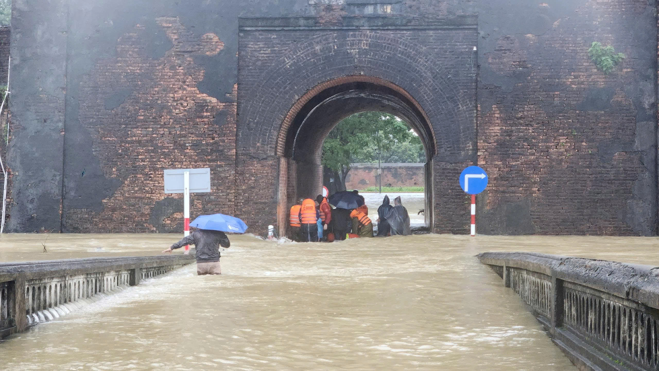 Thủ tướng chỉ đạo ứng phó khẩn cấp mưa lũ Trung Bộ , cứu trợ nhân dân - Ảnh 1.