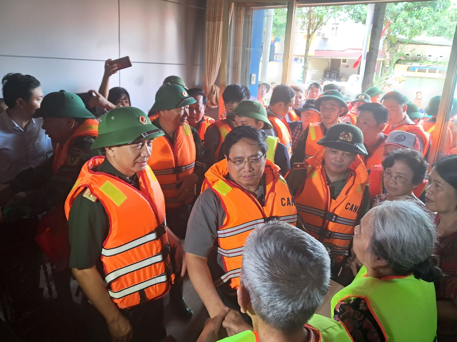 Thủ tướng Phạm Minh Chính thị sát 'rốn lũ' Thái Nguyên, thăm hỏi người dân - Ảnh 1.