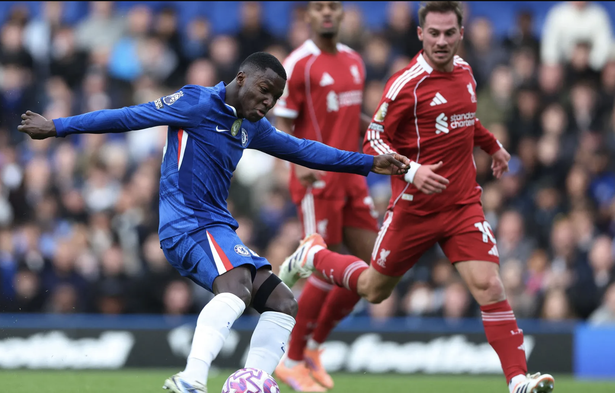 Thua bẽ bàng tại Stamford Bridge, Liverpool mất ngôi đầu bảng Ngoại hạng - Ảnh 1.