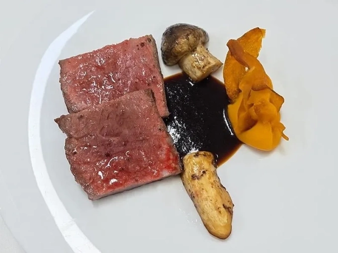 Thực đơn Hàn Quốc thết đãi ông Trump và các lãnh đạo APEC 3 Món thăn ngoại bò Hanwoo trong tiệc tối 29/10. Ảnh: Daum