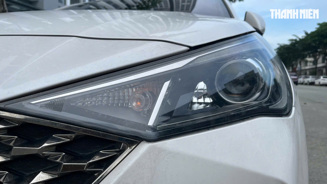 Thực hư việc làm sạch đèn pha ô tô bị ố vàng bằng kem đánh răng- Ảnh 1.