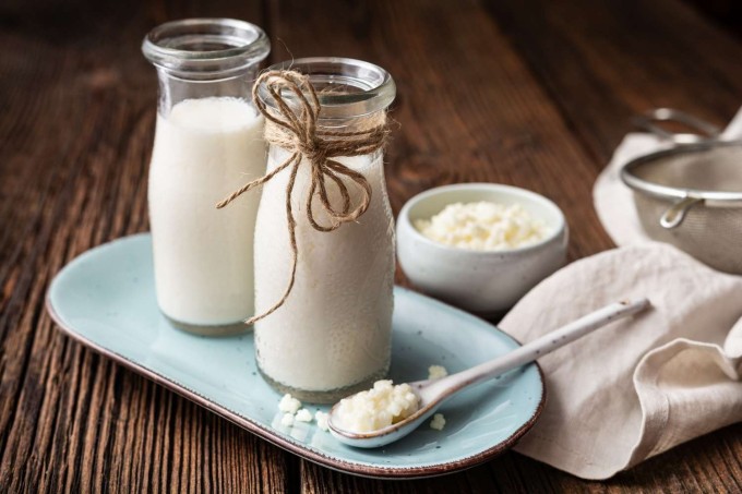 Kefir còn gọi nấm sữa Kefir, nấm tuyết Tây Tạng... là một dạng sinh vật sống ăn sữa tươi sau đó sản sinh ra các loại men, lợi khuẩn.
