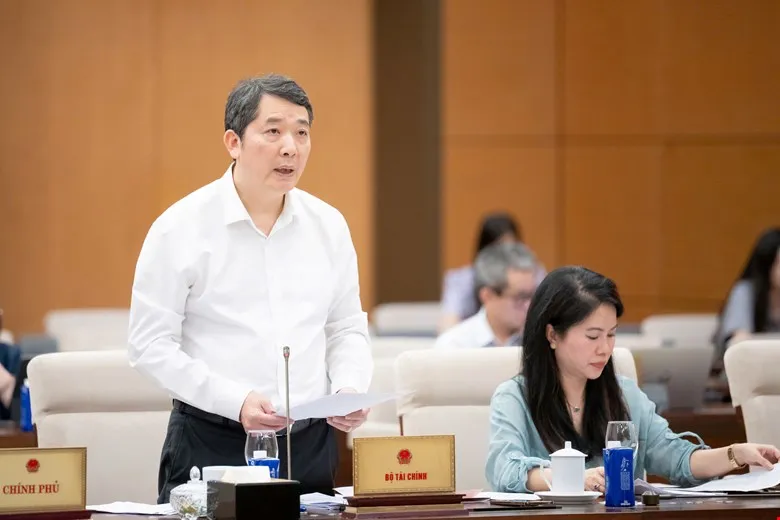 Thứ trưởng Bộ Tài chính Cao Anh Tuấn nêu những điểm mới của luật. Ảnh: QUỐC HỘI Thuế thu nhập cá nhân