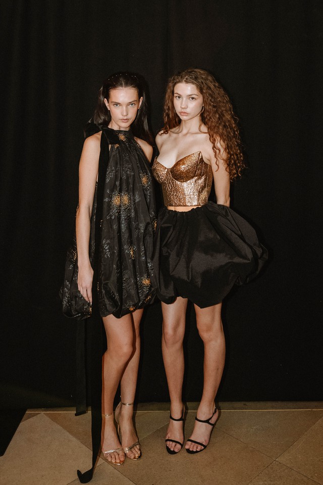 Thương hiệu Việt gây choáng sàn diễn London với kỹ thuật mạ vàng trang phục - Ảnh 1.