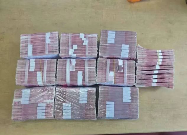 Tịch thu hơn 3,7 tỷ đồng tiền mặt trong chiếc vali của 1 người đàn ông và 340g vàng của 1 người phụ nữ lớn tuổi- Ảnh 1. Tịch thu hơn 3,7 tỷ đồng tiền mặt trong chiếc vali của 1 người đàn ông và 340g vàng của 1 người phụ nữ lớn tuổi- Ảnh 1.