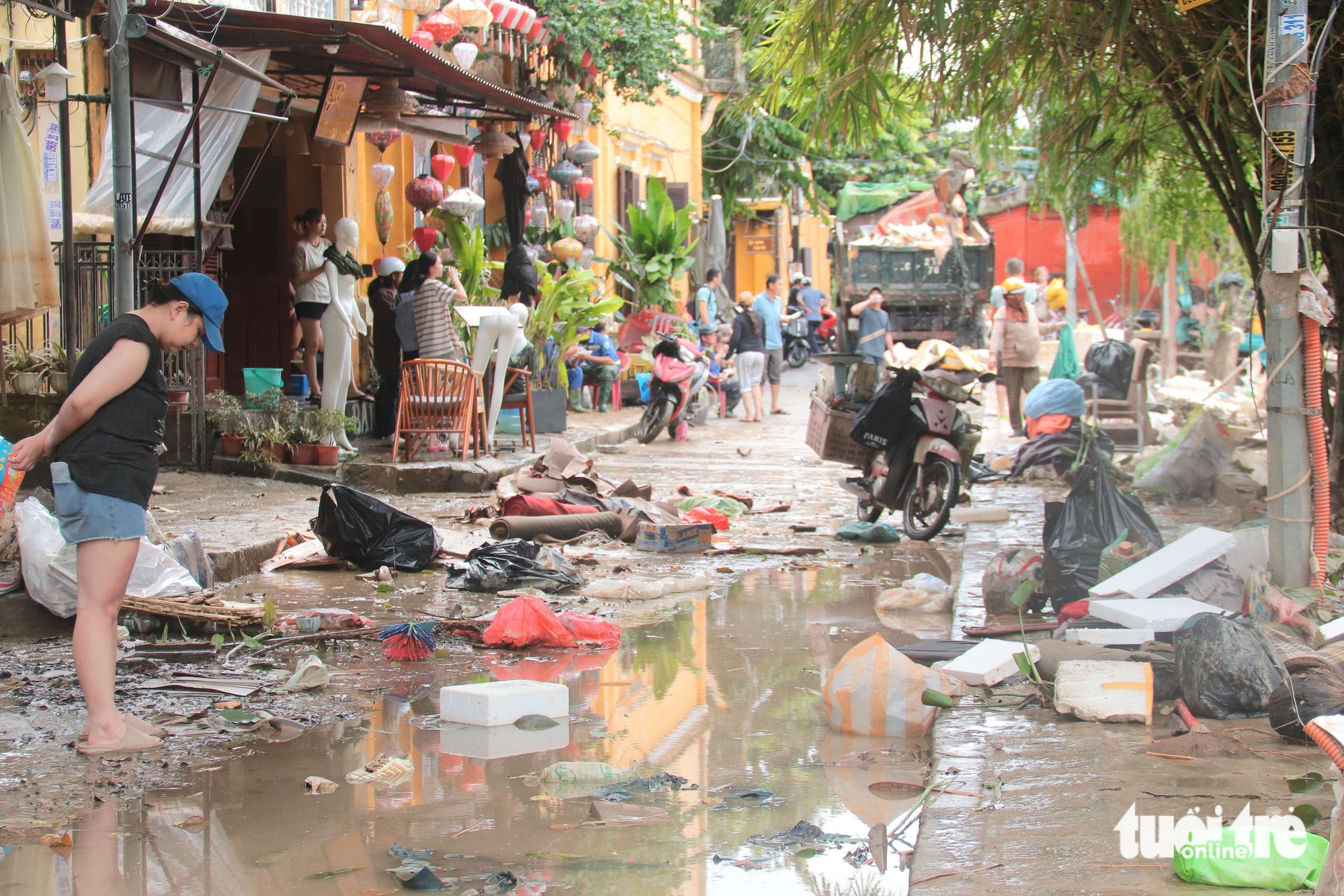 Tiểu thương kinh doanh trong phố cổ Hội An thiệt hại nặng sau lũ lịch sử 1 Tiểu thương kinh doanh trong phố cổ Hội An thiệt hại nặng sau lũ lịch sử - Ảnh 1.