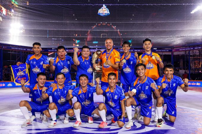 Wes Brown cùng Hai Trường FC 2 lên ngôi vô địch. Ảnh: Tiger