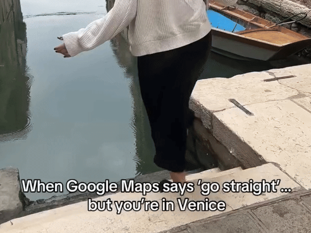 Tin lời đi theo Google Maps chỉ đường, cô gái trượt chân rơi tõm xuống nước - 1