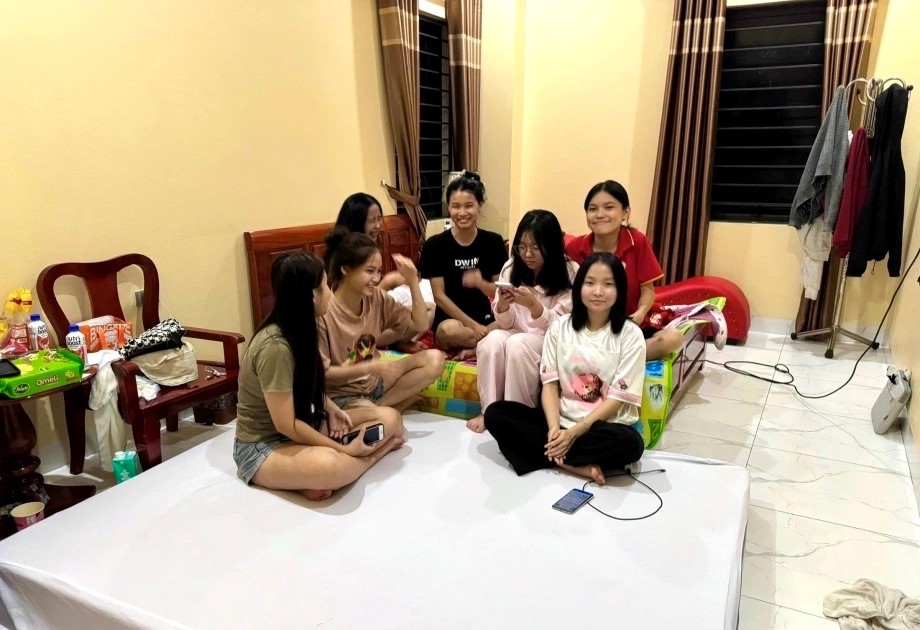 Tình người - ngọn lửa không bao giờ tắt giữa cơn lũ lịch sử - Ảnh 1.