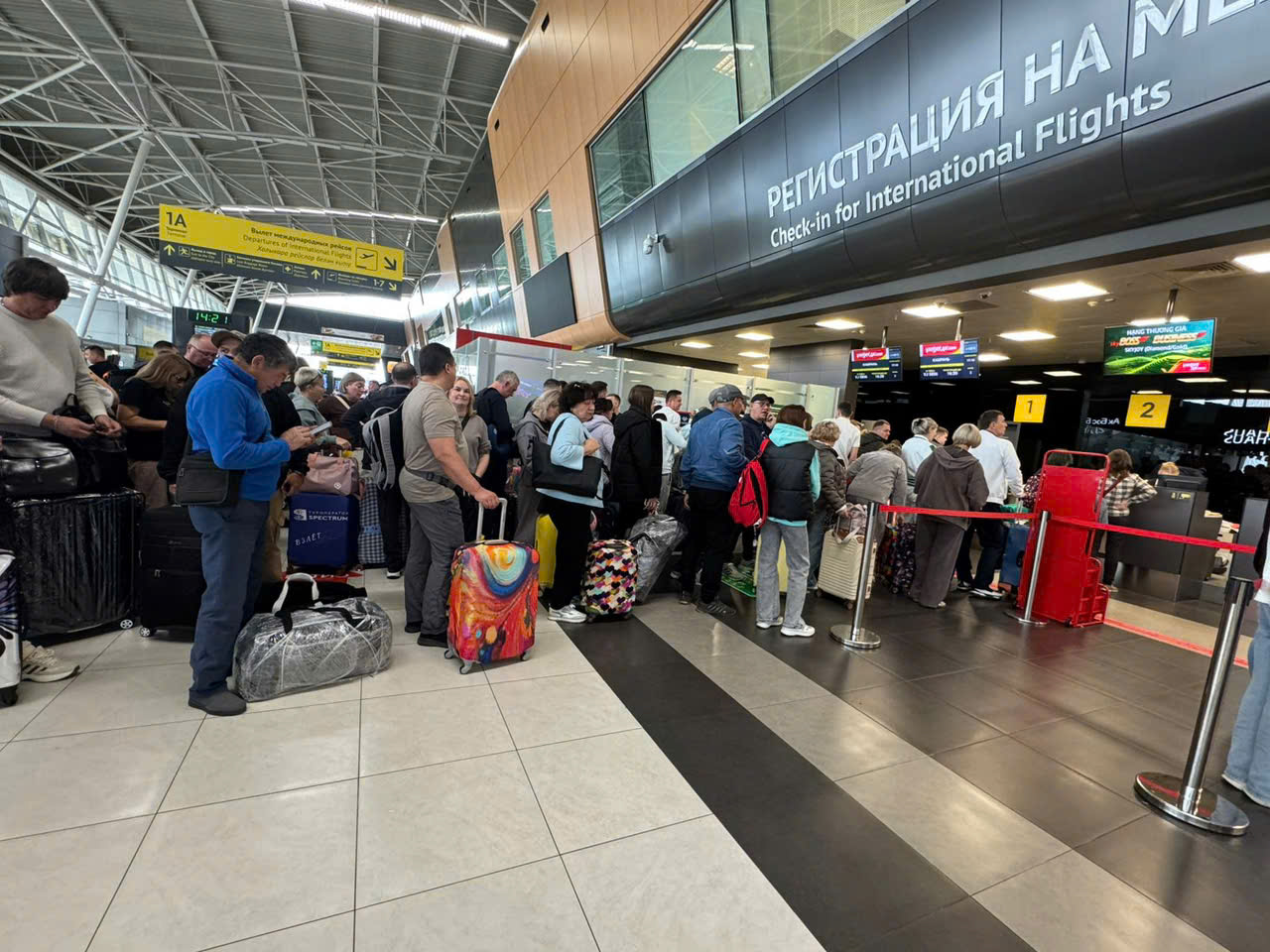 Tình trạng ùn tắc xảy ra khi làm thủ tục xuất, nhập cảnh tại sân bay Cam Ranh 1 Ùn tắc sân bay Cam Ranh - Ảnh 1.