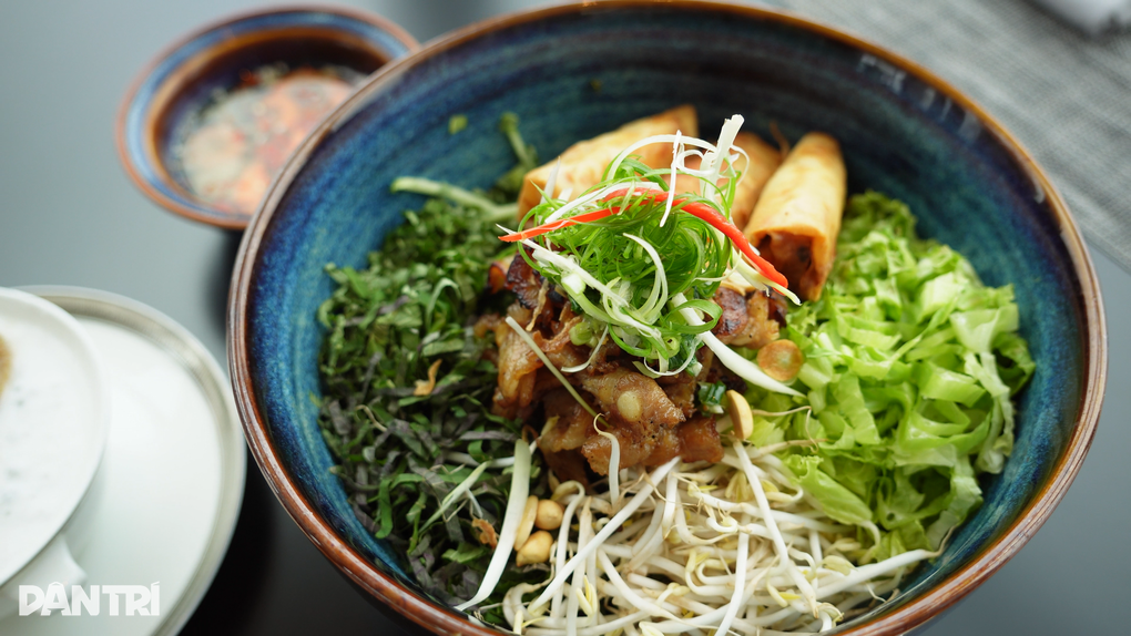 Tô bún thịt nướng giá gần nửa triệu đồng ở TPHCM: Đáng thử hay quá đắt? - 1