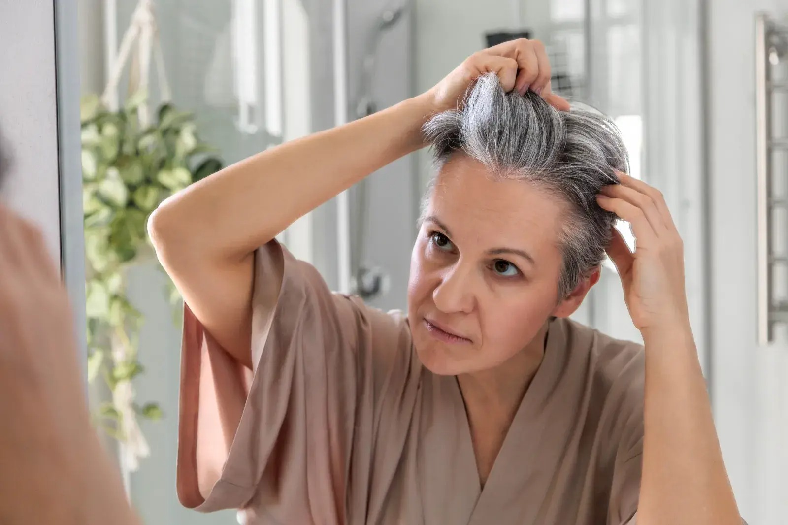 tóc bạc - Ảnh 1.