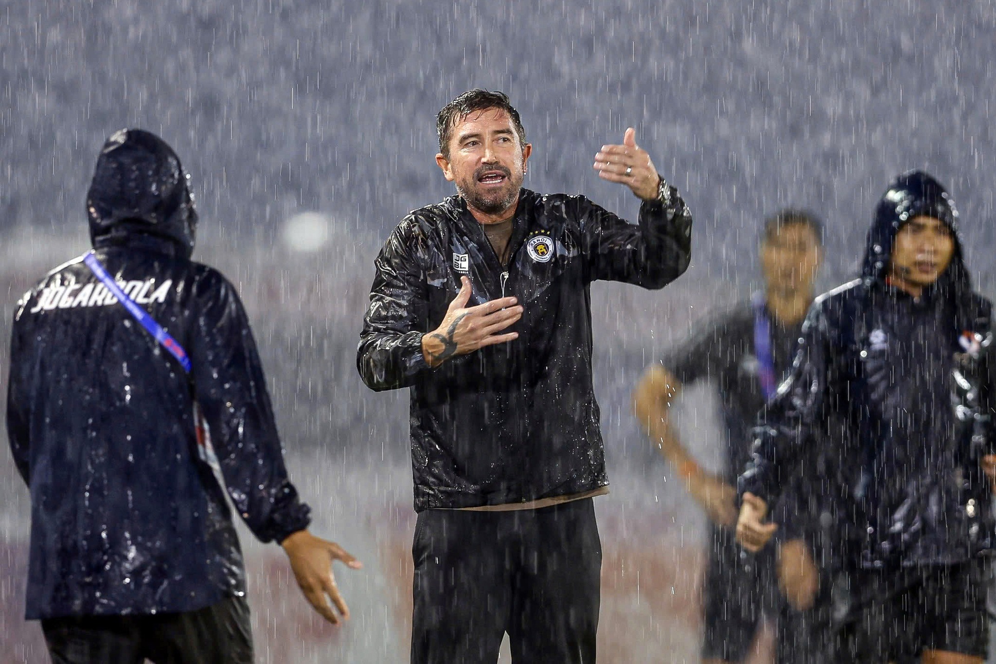 HLV Kewell ngán ngẩm mặt sân V-League: 'Tôi chưa từng thấy thứ này bao giờ'- Ảnh 1.